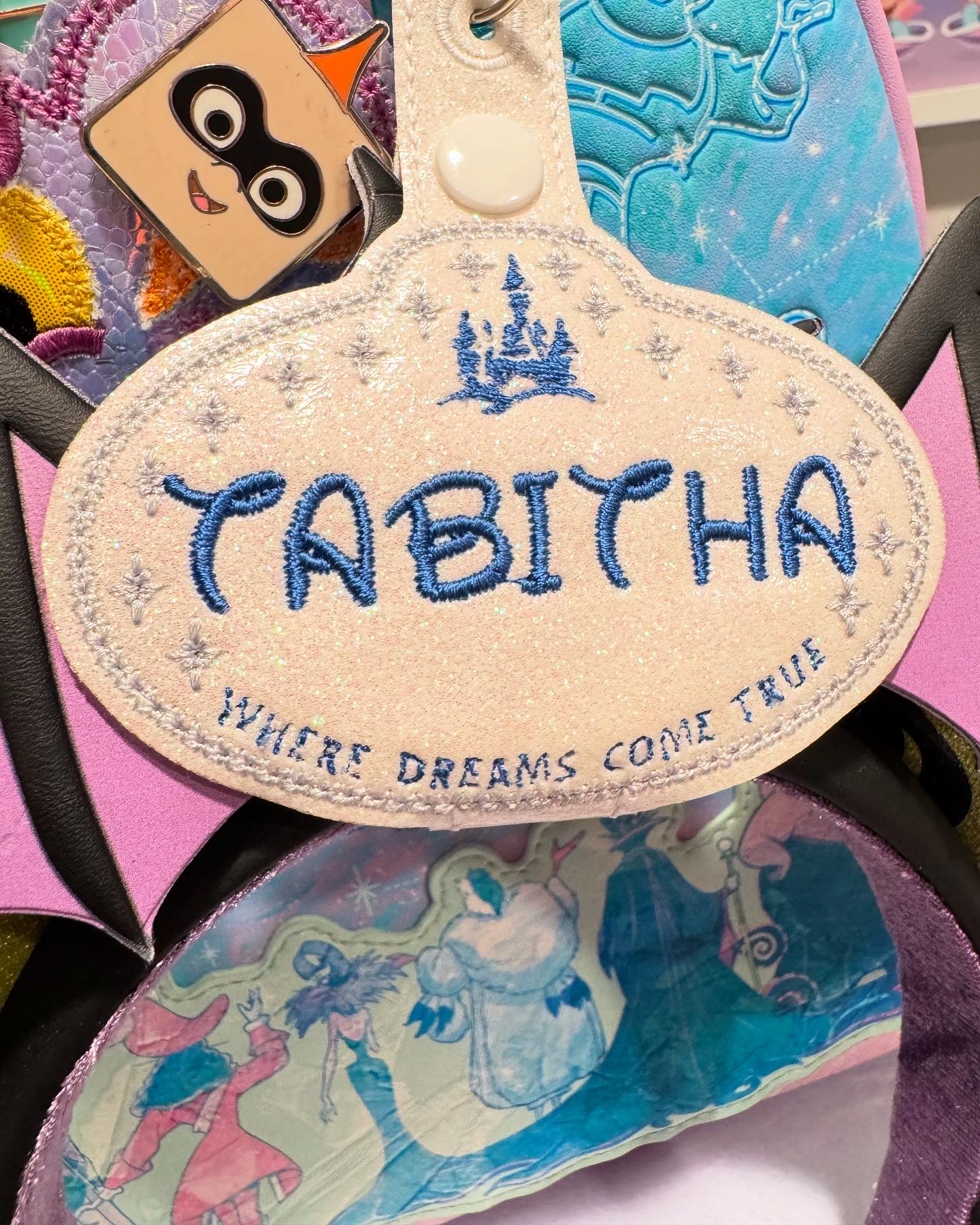 Personalized Ear Headband Holder Keychain – Cast Member Name Tag | Sparkly Glitter Vinyl | Secure Your Park Ears, Hats, Sunglasses
